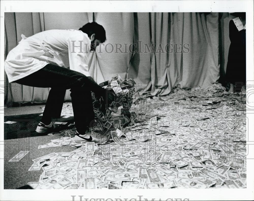 1987 Press Photo First Florida Bank Steve Pagan Cash grab - RSL69011 - Historic Images