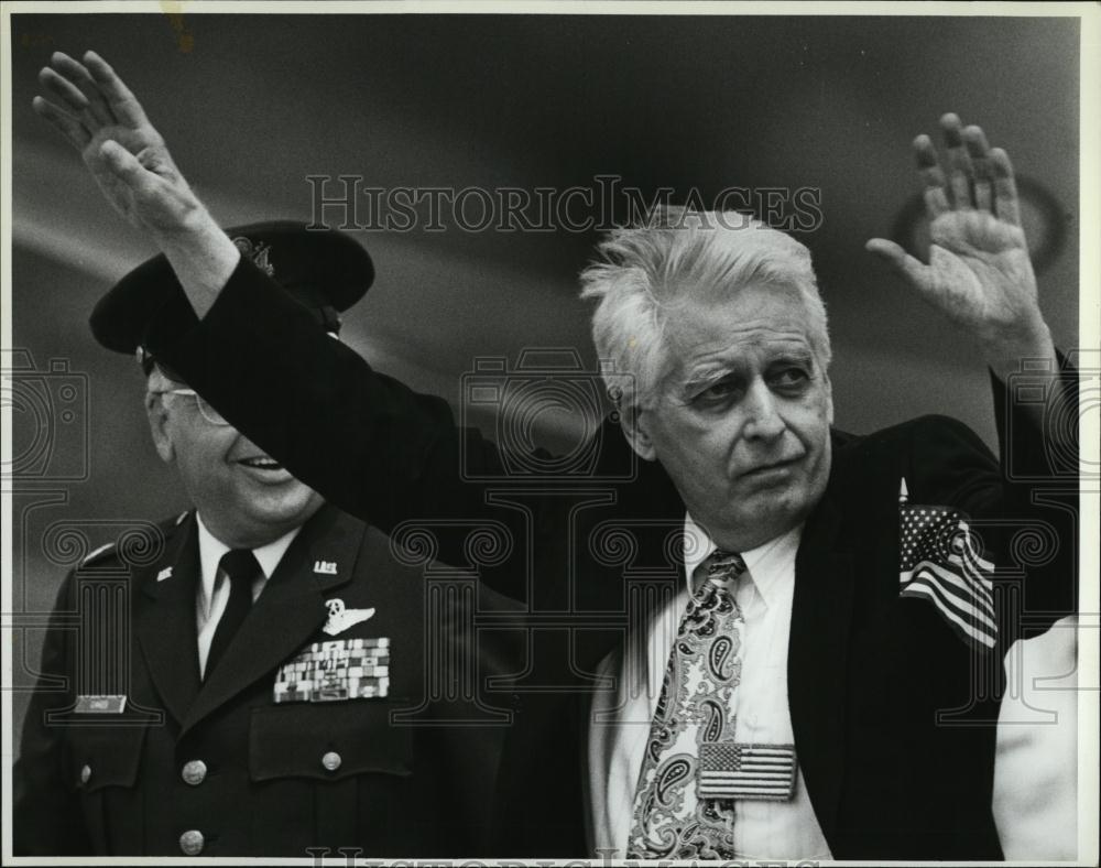 1991 Press Photo Edward Tracy Freed Hostage Arrives Hanscome Air Force Base - Historic Images