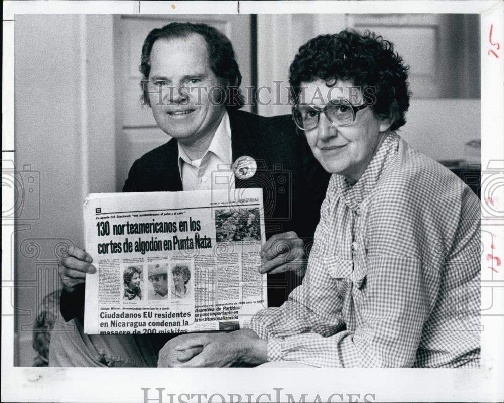 1984 Press Photo Bob Canney and his wife Carol w/ Nicaraguan newspaper - Historic Images