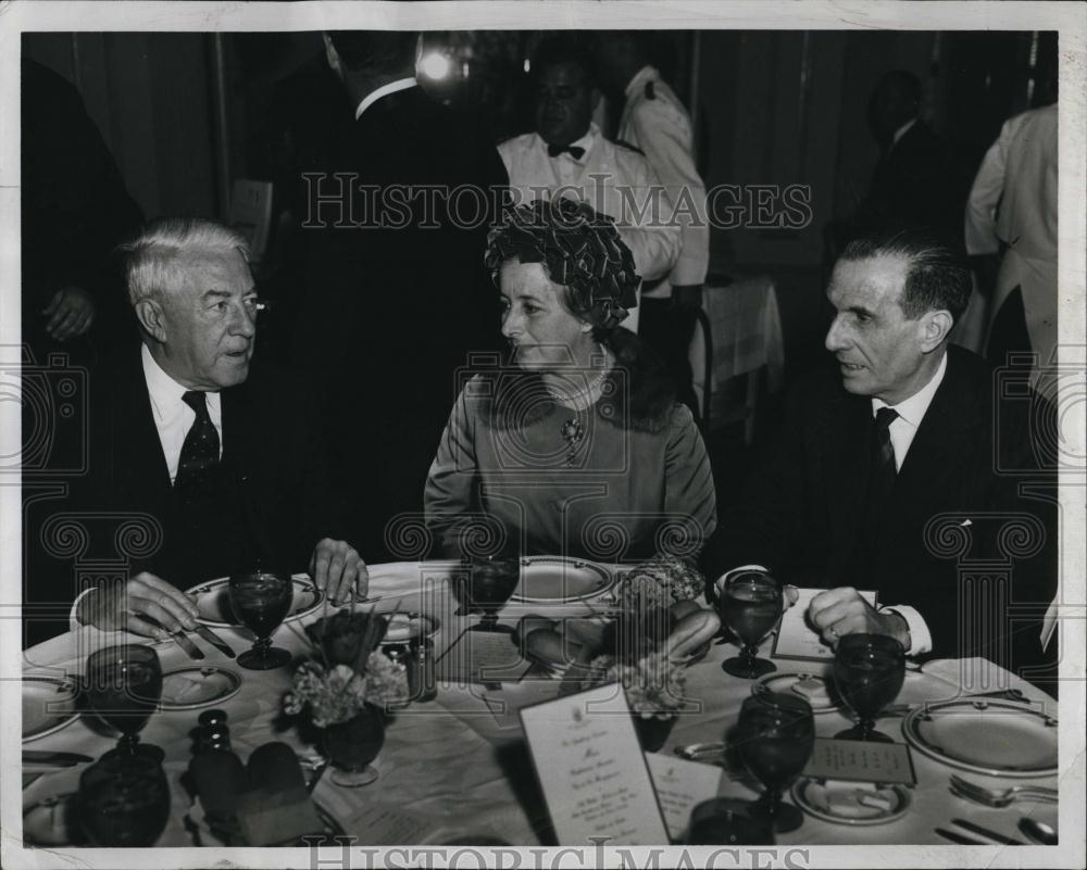 Press Photo Raymond Wilkins,Mr & Mrs Villalba of Spain - RSL89481 - Historic Images