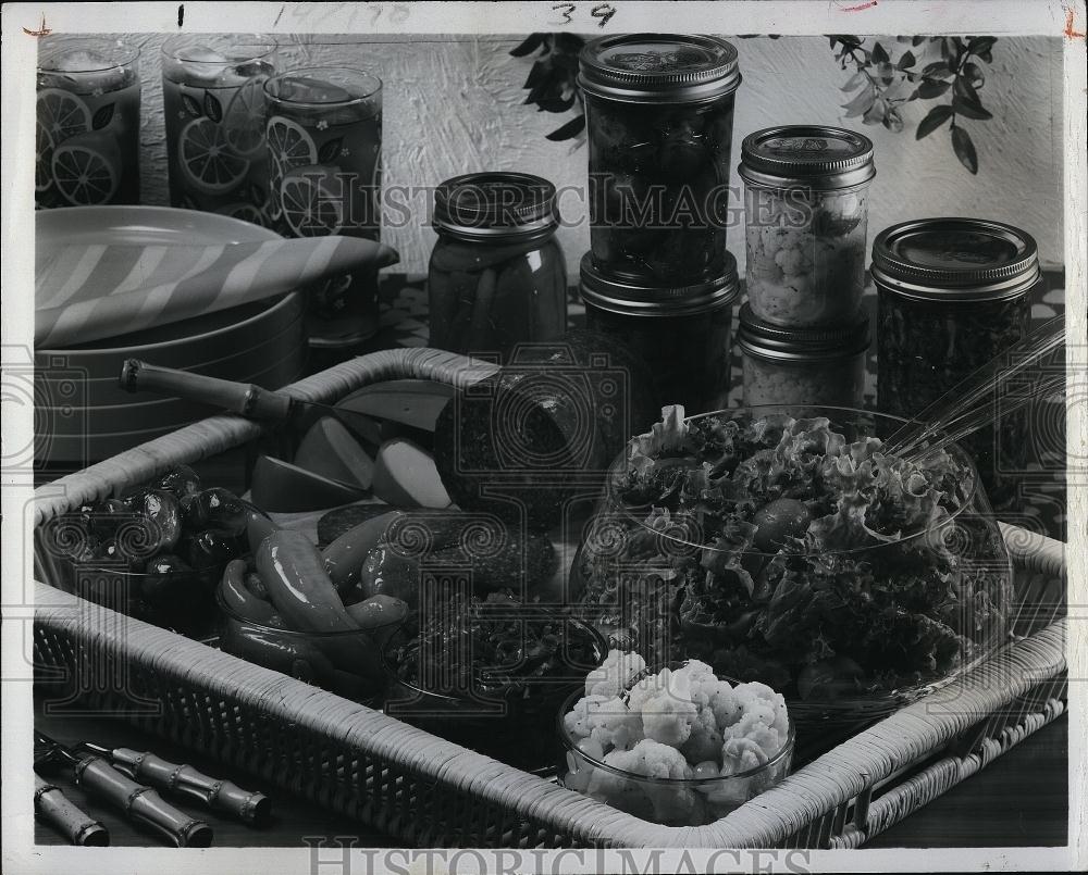 1977 Press Photo Assortment of Vegetables, Red Cabbage, Peppers &amp; Cucumbers - Historic Images