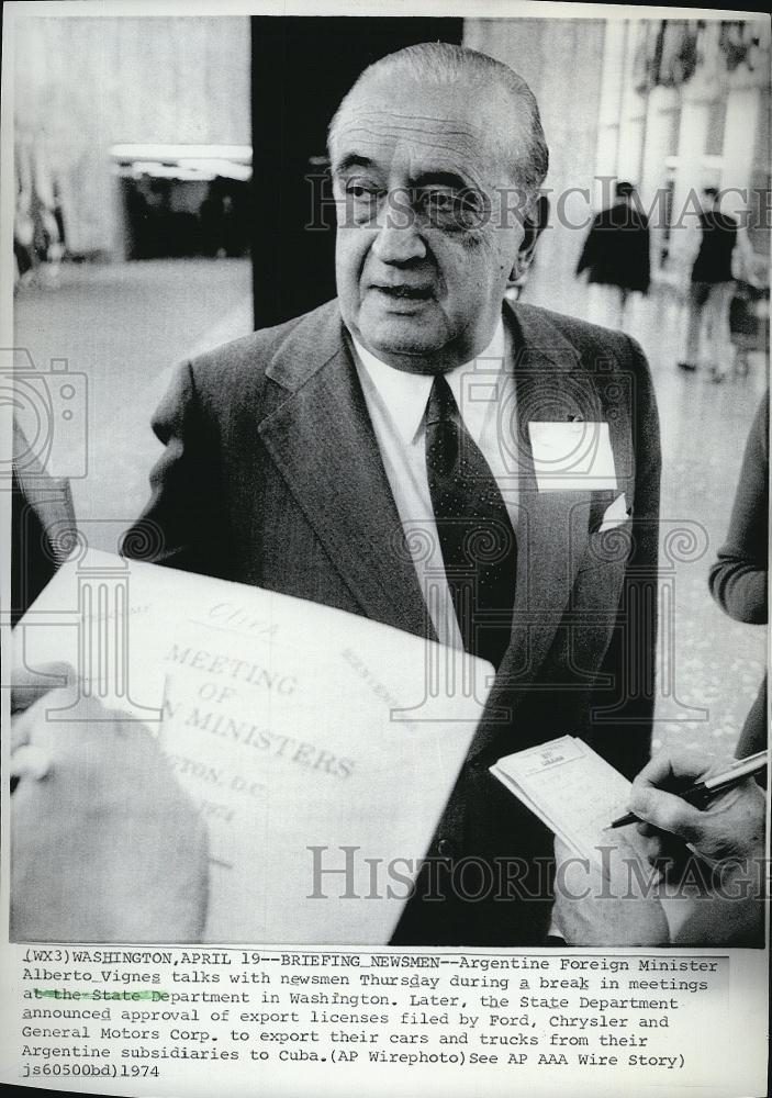 1974 Press Photo Argentine Foreign Minister Alberto Vignes talks with newsmen - Historic Images