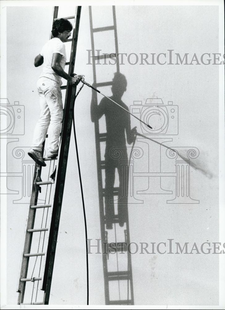 1986 Press Photo First Floria Bank David Manz painting exterior - RSL64925 - Historic Images