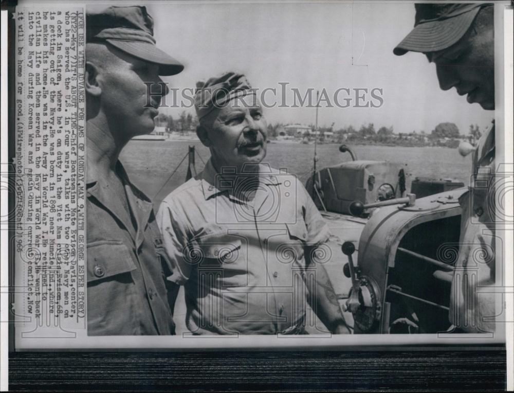 1966 Press Photo Chief Boson Mate evison Davis &amp; oyher Navy men - RSL68663 - Historic Images