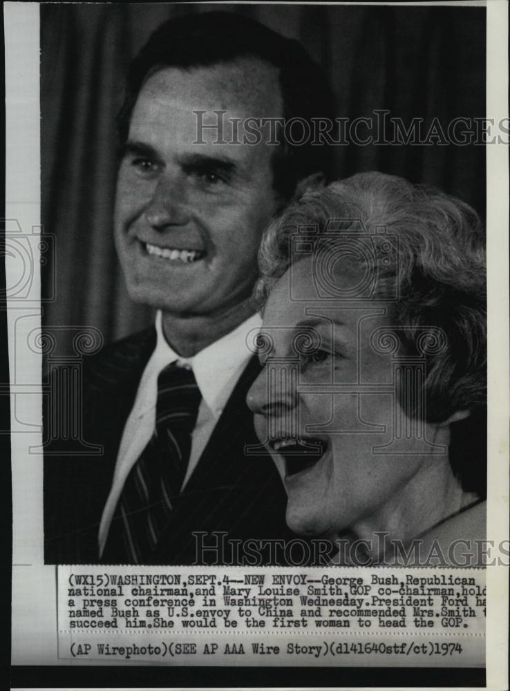 1974 Press Photo Chairman George Bush and Mary Louise Smith at press conference - Historic Images