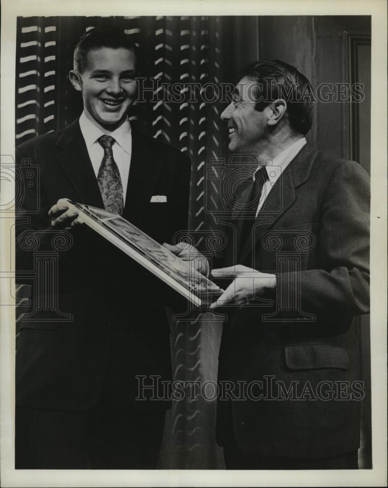 1955 Press Photo Actor Gary Merrill receives award from William McAnulty, Jr - Historic Images