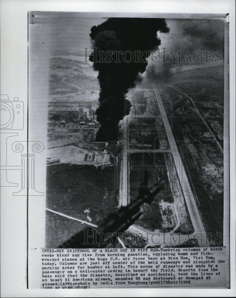 1965 Press Photo Towering Black Smoke From Burning Gas at Bien Hoa in Vietnam - Historic Images