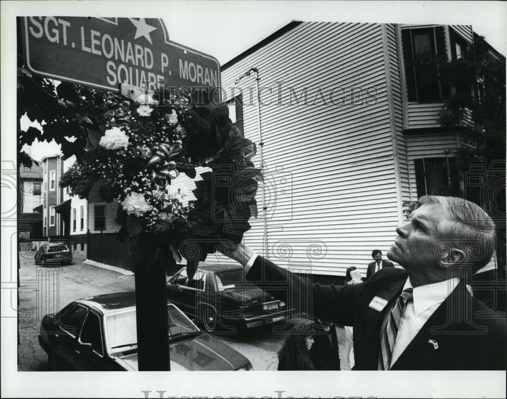 1990 Press Photo Sergeant Leonard Moran Honored By John Norton For Heroism - Historic Images