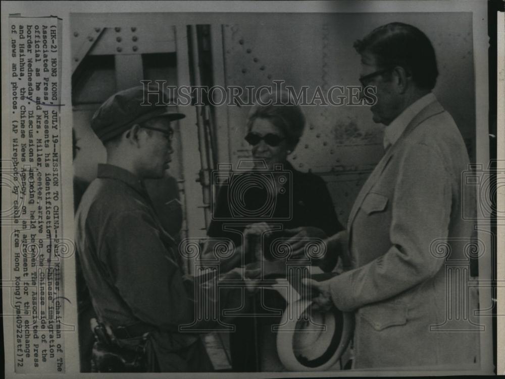 1972 Press Photo Paul Miller of AP &amp; wife &amp; Chinese official - RSL98697 - Historic Images