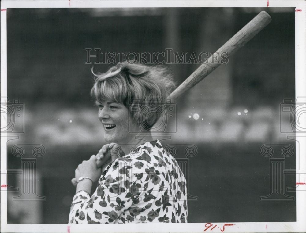 1964 Press Photo Mrs Jim Ollom Waiting on Pitch - RSL69587 - Historic Images