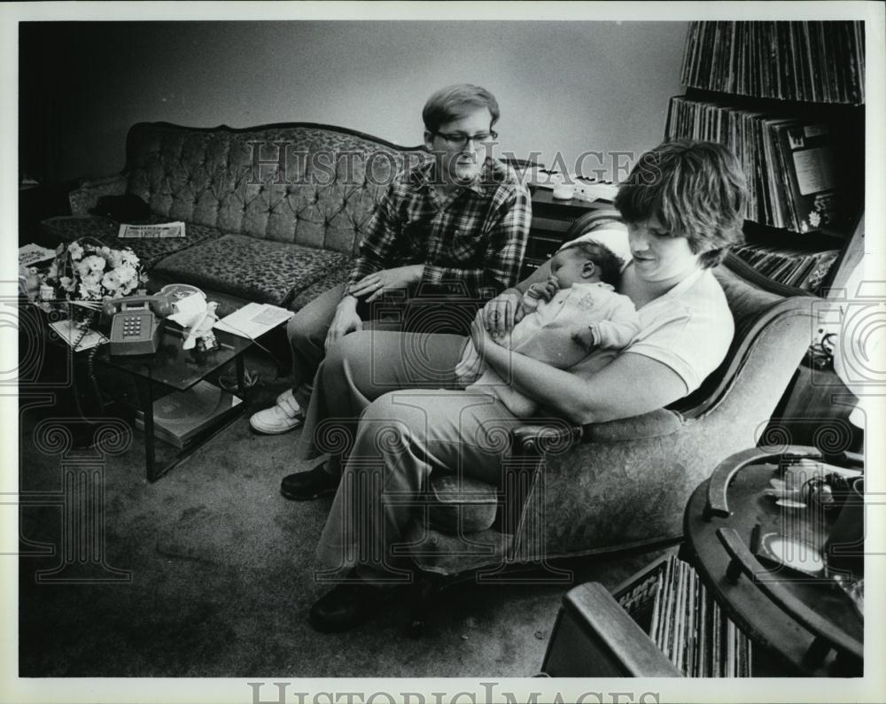 1985 Press Photo Joe Victoria and Timmy D&#39;Amato Watertown Apartment Asked - Historic Images