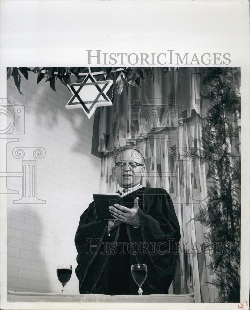 1958 Press Photo Rabbi Morris Chapman Hebrew Prayer B&#39;nai Israel Congregation - Historic Images