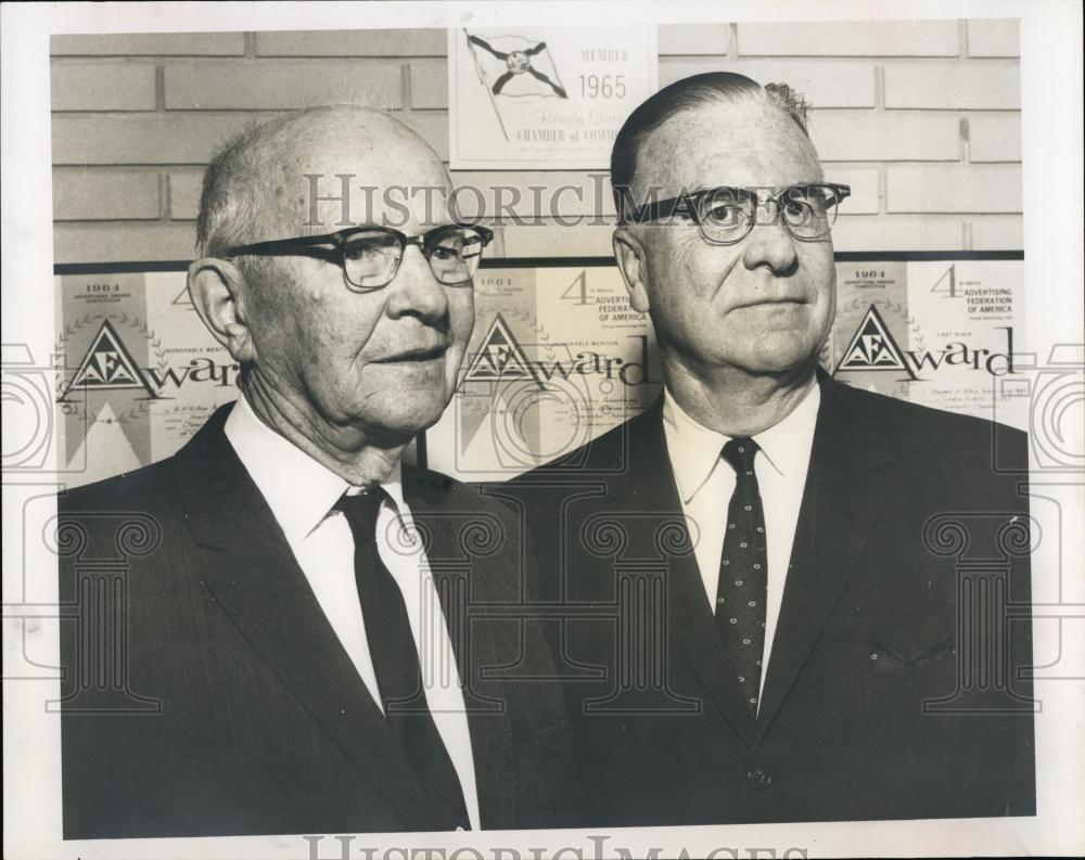 1965 Press Photo William P Tolley abd DrLyle Spencer of Syracuse University - Historic Images