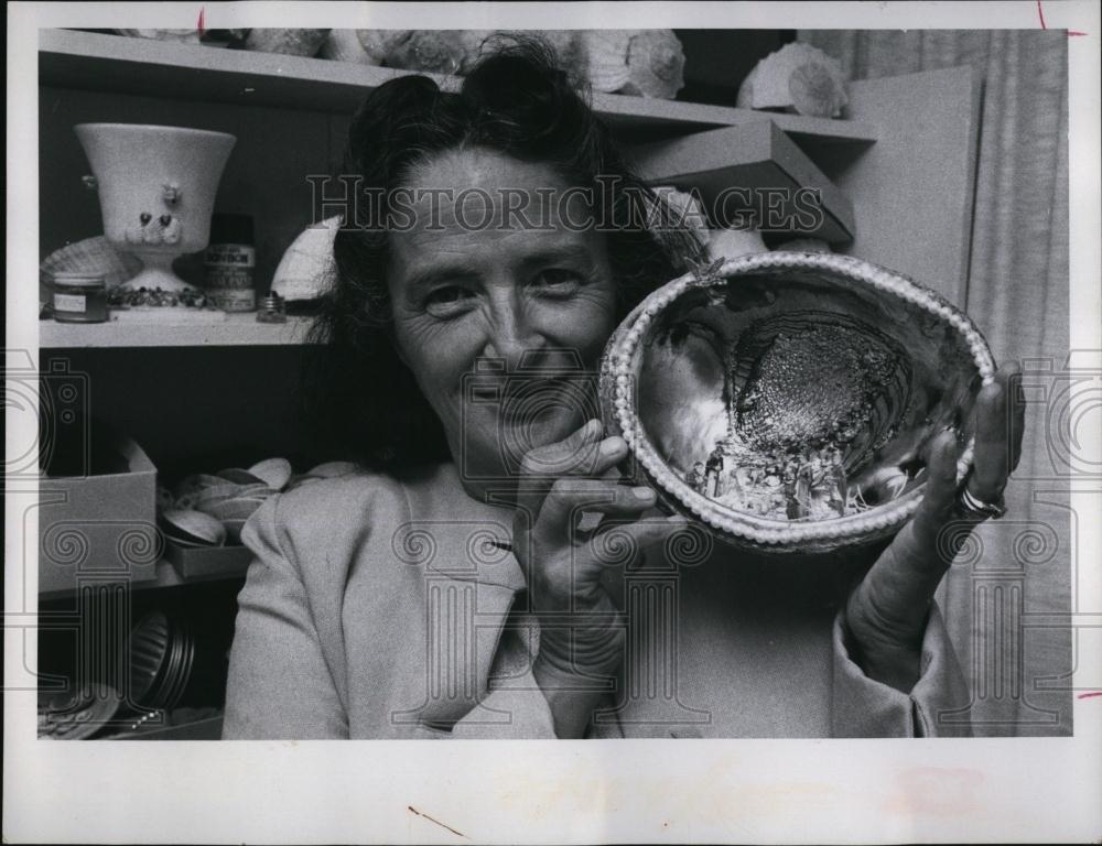 1972 Press Photo Virginia Zavadil &amp; a decorated abalone shell - RSL97301 - Historic Images