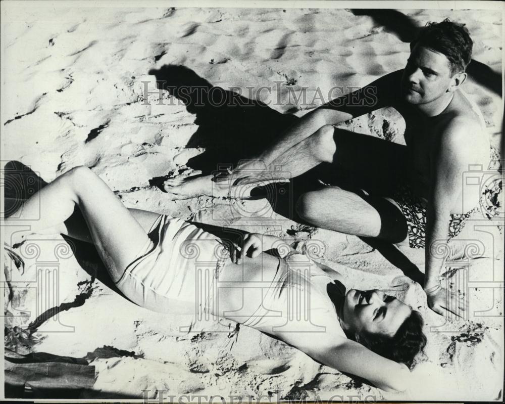 1941 Press Photo Dr John Worcester and Wife Sunbathing in Miami Beach - Historic Images