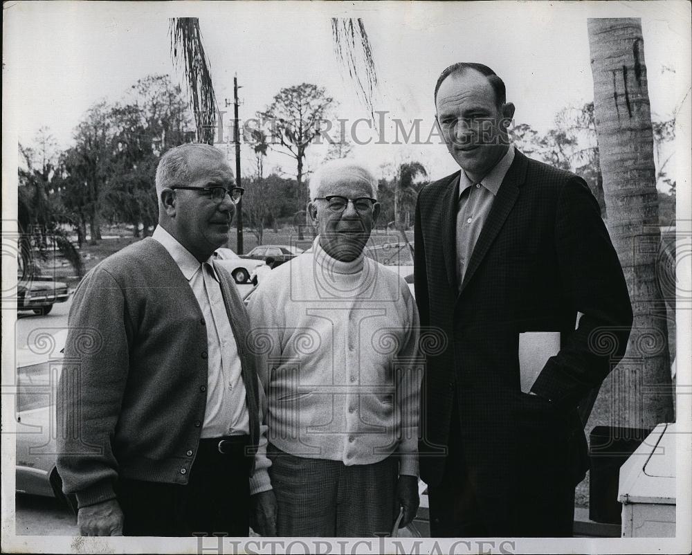 1976 Press Photo Raynham Park Publicist Frank Fallon &amp; Bill L&#39;Italien Secretary - Historic Images