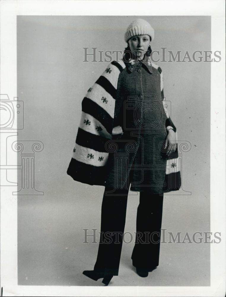 1974 Press Photo Fashion Model Modeling A Cape With Pizazz &amp; Flair Style - Historic Images