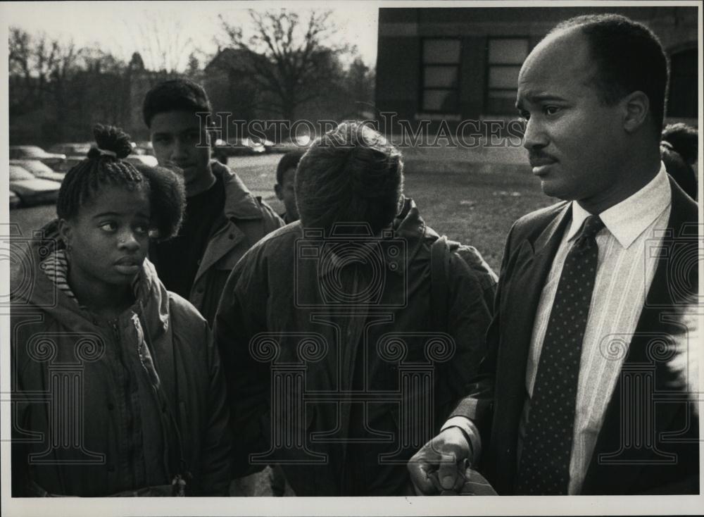 1992 Press Photo Assistant Headmaster J Curtis Warner Explains Cut To Students - Historic Images