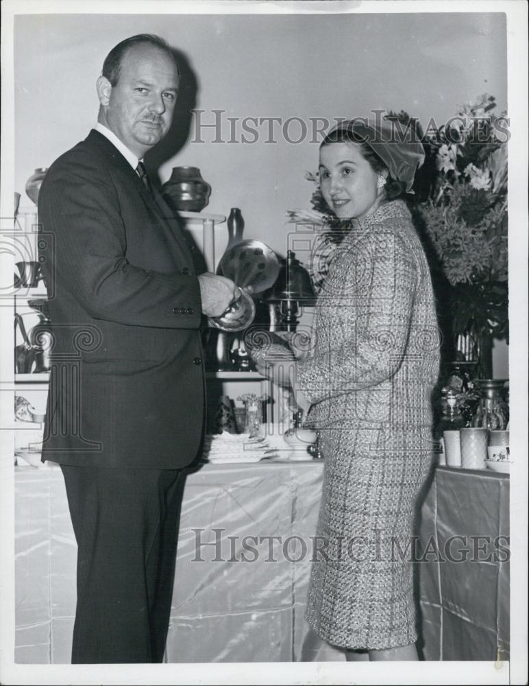 1965 Press Photo Mr &amp; Mrs Lauriston Ward are authorities on antique glass - Historic Images