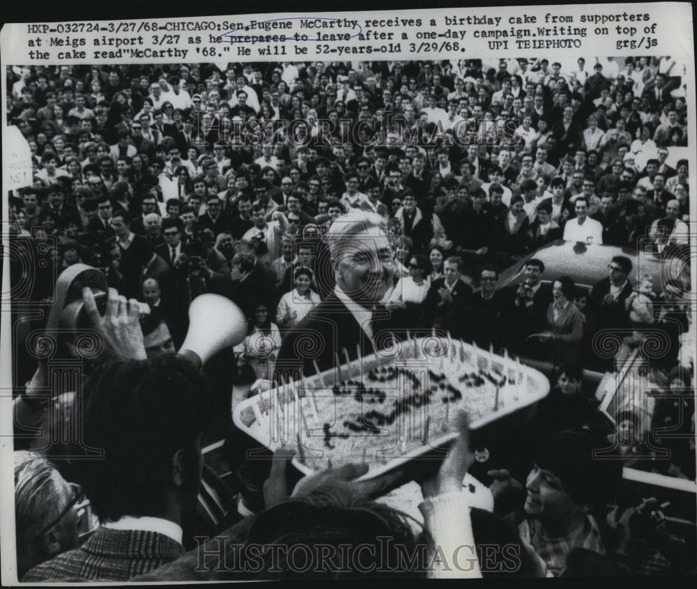 1968 Press Photo SenEugene McCarthy received birthday cake from supporters - Historic Images