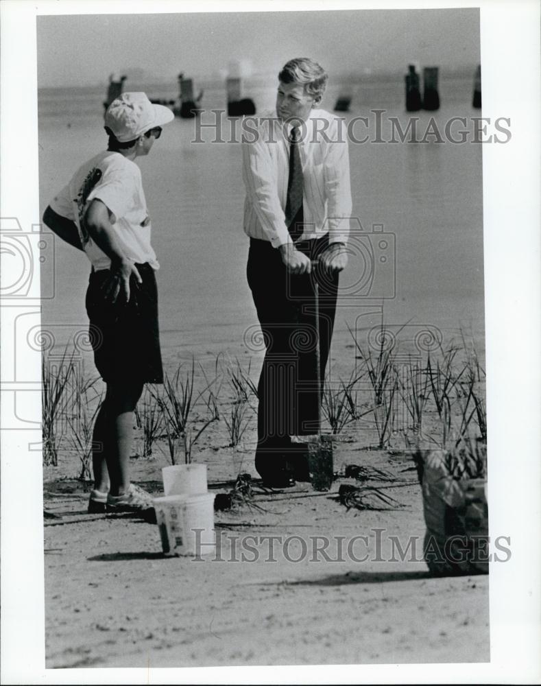 Press Photo Vice President Dan Quayle takes a walk on the beach - RSL62497 - Historic Images