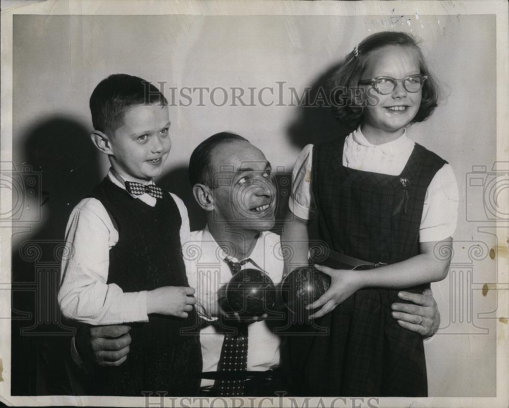 1956 Press Photo Mike Saniuk,& his kids, at 3rd Agganis bowling tourny - Historic Images