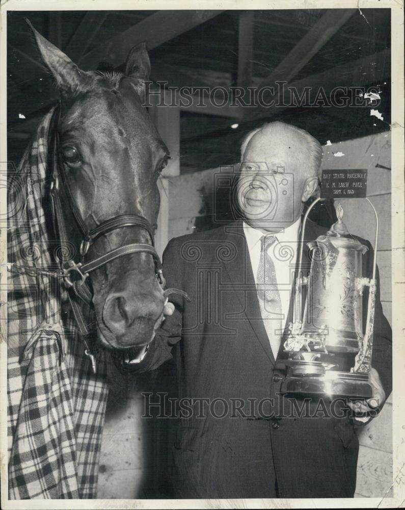 1959 Press Photo EM Lowe &amp; trophy for Bay State horserace - RSL01547 - Historic Images