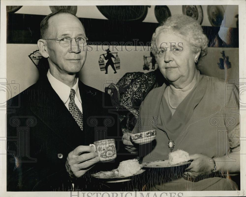 1950 Press Photo Missionaries Dr & Mrs Edwin Thomas are Honored for Their Work - Historic Images