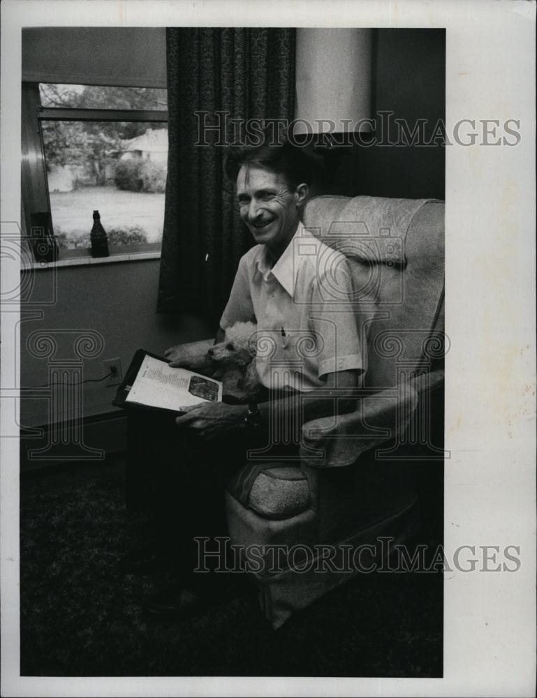 1975 Press Photo Ed Van Valkenburg, World War II Veteran, German Prison Diary - Historic Images