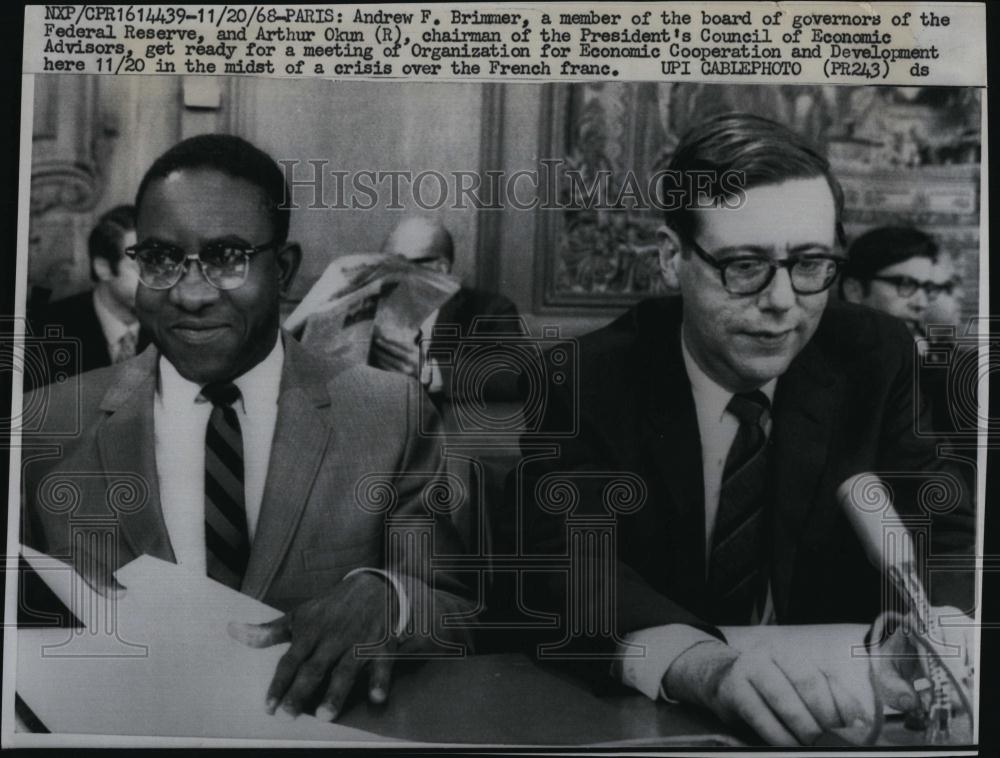 1968 Press Photo Andrew F Brimmer with Arthur Okun prepare for meeting - Historic Images