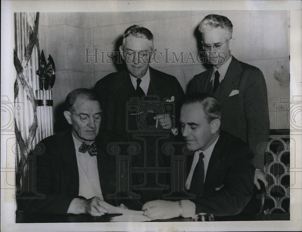 1945 Press Photo Justice Knous,Edgar Warren James Hubbard and August Hummert - Historic Images