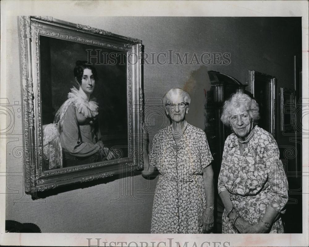 1967 Press Photo Miss Grace Jane Arnold Van Zandt portraits hang St Petersburg - Historic Images