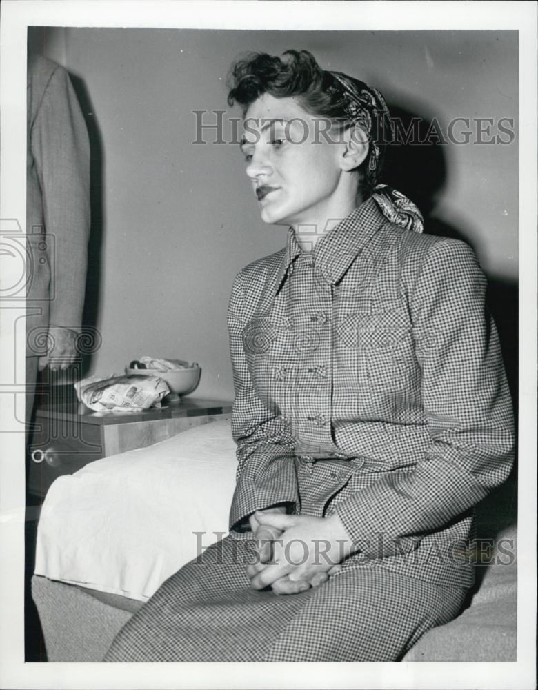 1952 Press Photo Mrs Evelyn Schiadares sits in loving room of her apartment - Historic Images