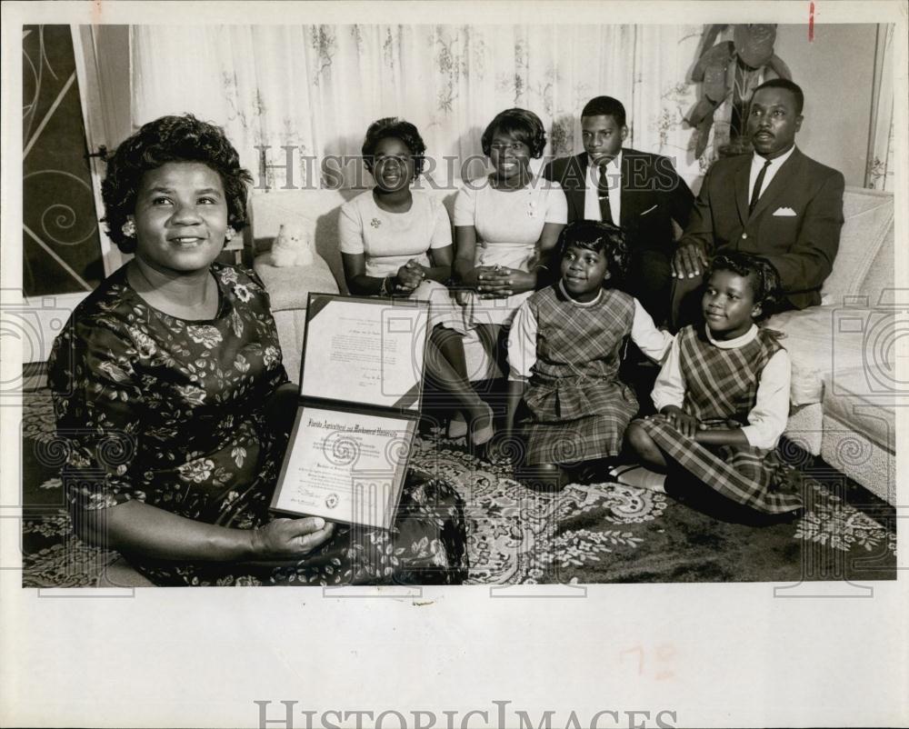 1965 Press Photo Jessie Wells With Florida A&amp;M University Degree Children Lynda - Historic Images