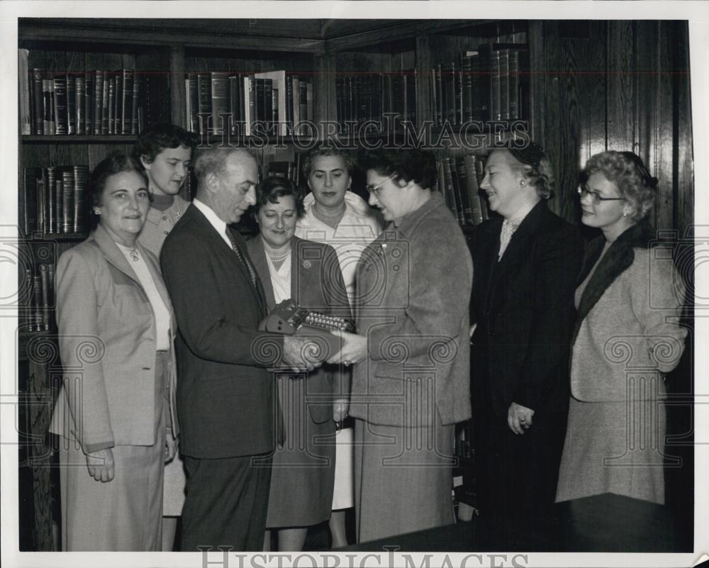 1955 Press Photo Harvard Univ Dr D WeisbergerMrs L ZeffMrs WeinbergMrs Aronson - Historic Images