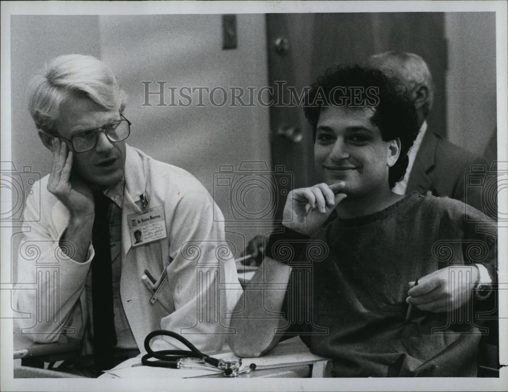 1985 Press Photo Howie Mandel &amp; Ed Begley Jr in &quot;St Elsewhere&quot; - RSL85961 - Historic Images