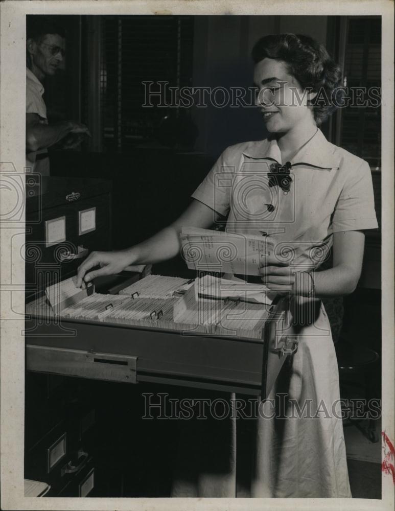 1952 Press Photo filing summer duty Connie Curry - RSL91239 - Historic Images