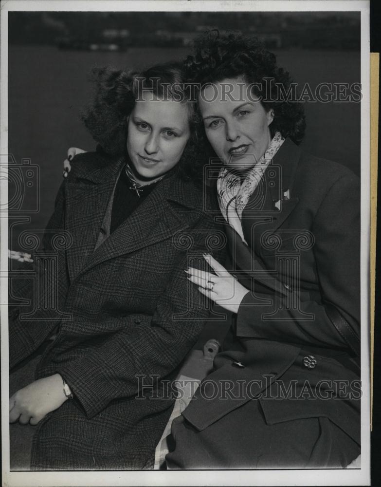 1946 Press Photo MrsArlette Cook and Daughter former widow of French Swindler - Historic Images