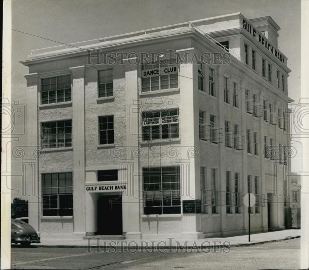 Press Photo First Gulf Beach Bank &amp; Trust Co in St Pete, Florida - RSL69189 - Historic Images