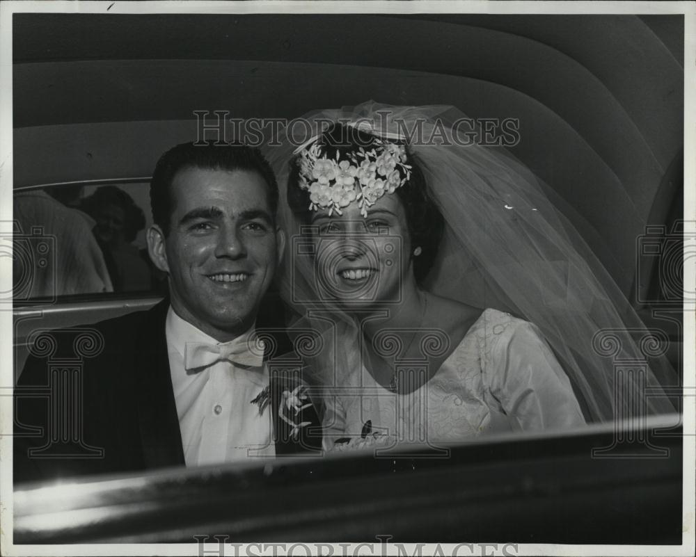 1962 Press Photo newlyweds Theodore and Lorraine Setterland off to honeymoon - Historic Images