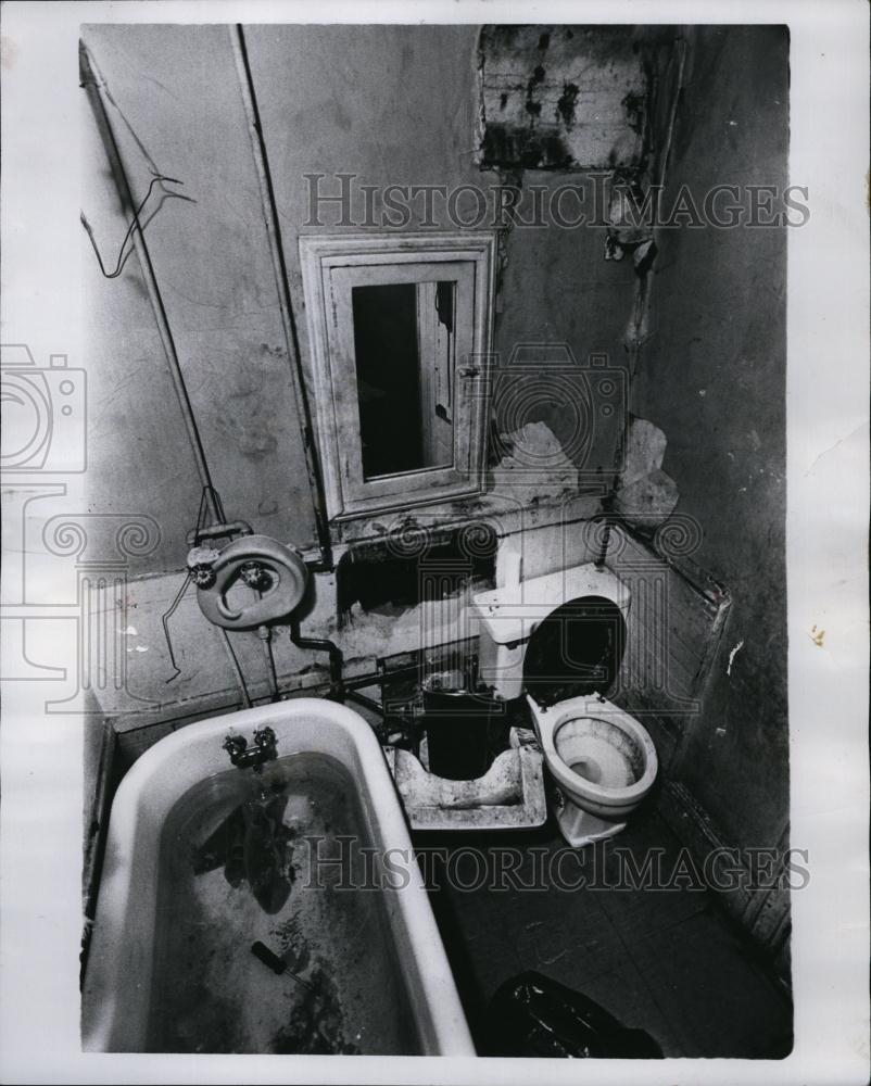 1979 Press Photo Mrs Few & Four Children Bathe At Friends Apartment - RSL84695 - Historic Images