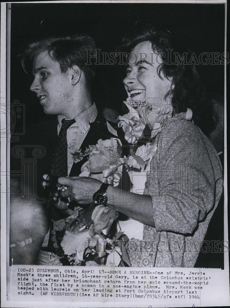 1964 Press Photo Mrs Jerrie Mock&#39;s Children Gary Aviatrix side Columbus Airport - Historic Images