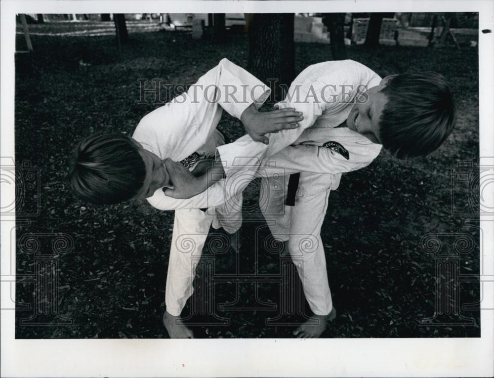 1978 Press Photo Steve Campos &amp; Brother Louis Practicing Karate - RSL70109 - Historic Images