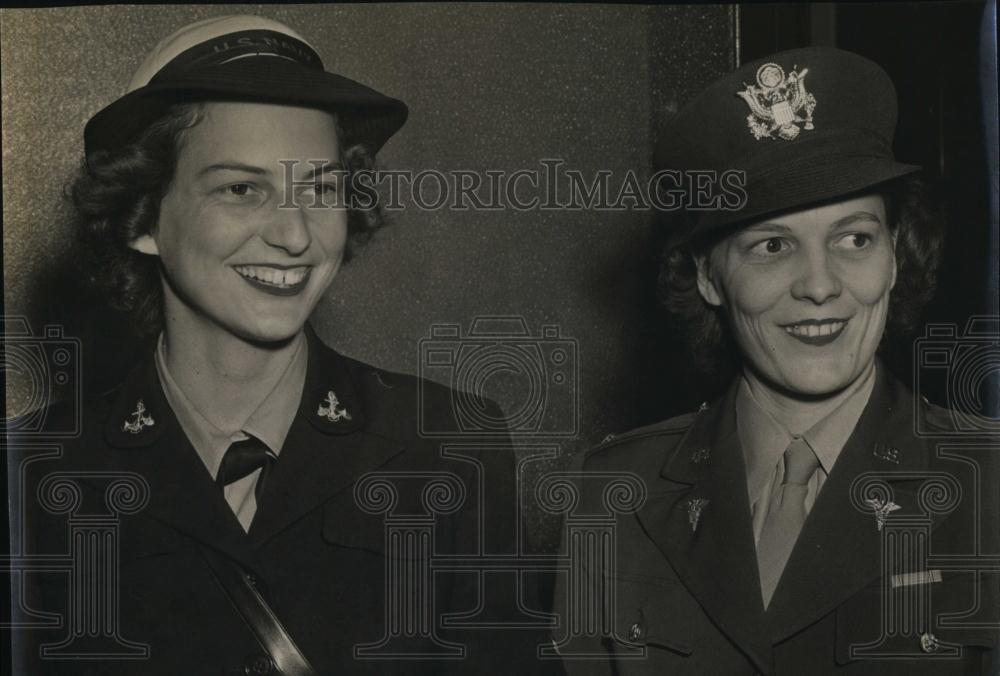 1943 Press Photo Lieutentant Marian Treffersen &amp; other lady - RSL98979 - Historic Images