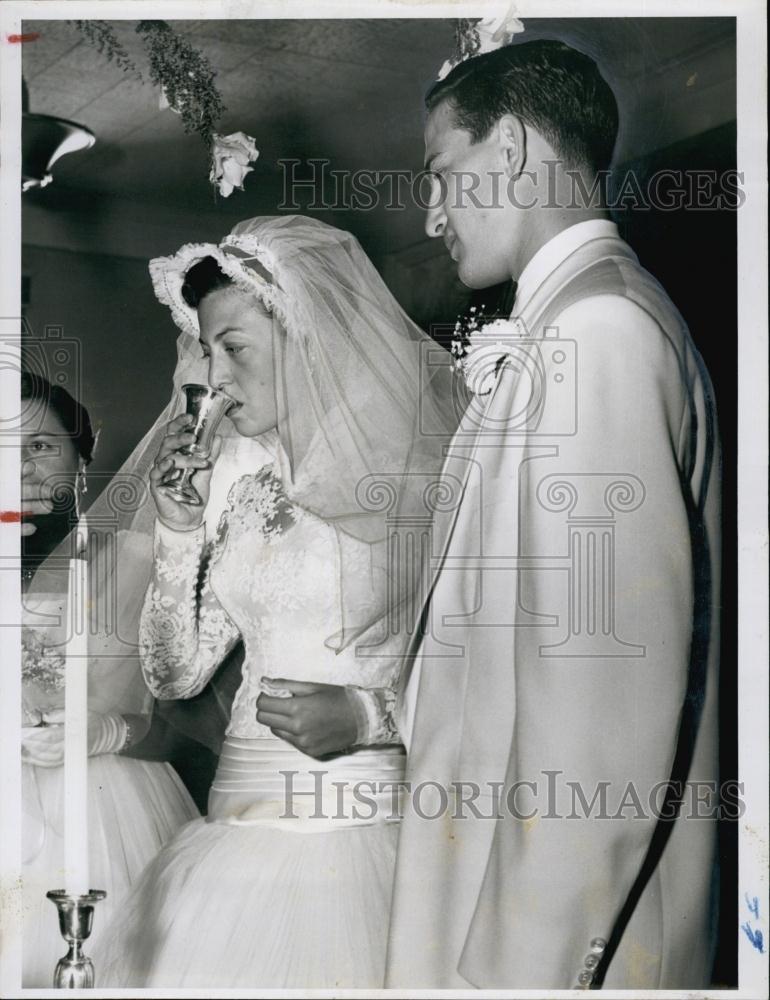 Press Photo Mitzi &amp; Ralph during Jewish wedding ceremonies - RSL62227 - Historic Images