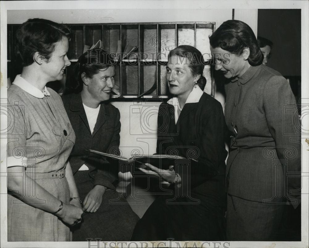 1957 Press Photo Mrs Robert Dannies Mrs Dorothy Brown Mrs George Seybold - Historic Images