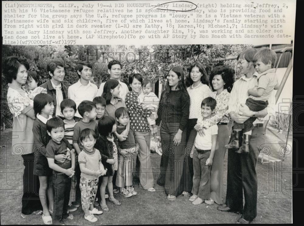 1975 Press Photo Gary Lindsay,providing foo and shelter for Vietnamese refugee - Historic Images