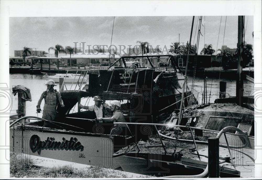 1986 Press Photo Boat fire damage in Clearwater, Florida - RSL68945 - Historic Images