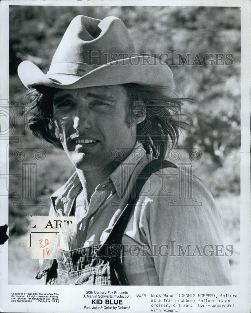 1973 Press Photo Dennis Hopper Becomes Law-Abiding Citizen In &quot;Kid Blue&quot; - Historic Images