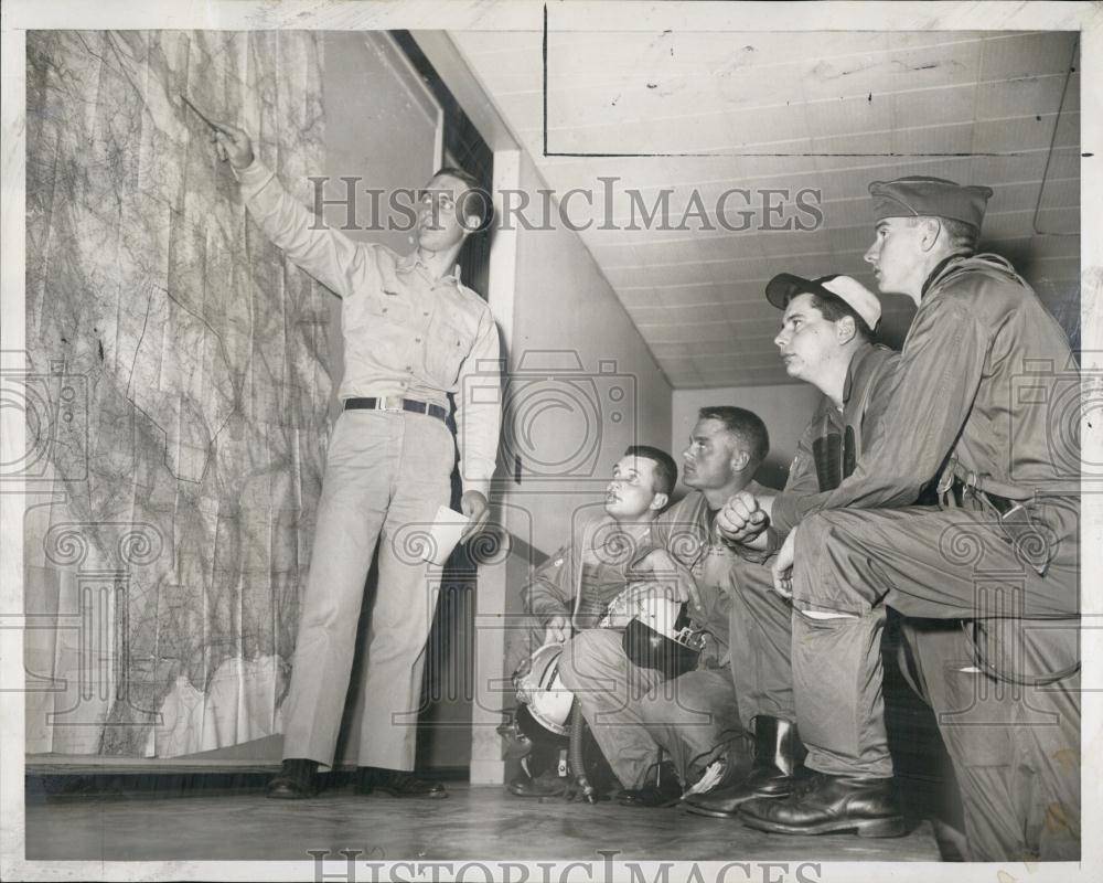 1956 Press Photo Lieutenant Tom Dorsey Flight Commander Weather Briefing Pilots - Historic Images